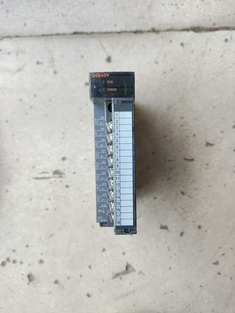 三菱PLCQ68ADV没有用过的.外观有划痕.包功能.