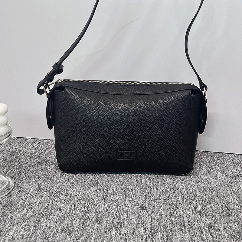 CHART MATE2025新款时尚百搭高级感大容量宽肩带软皮枕头斜挎包