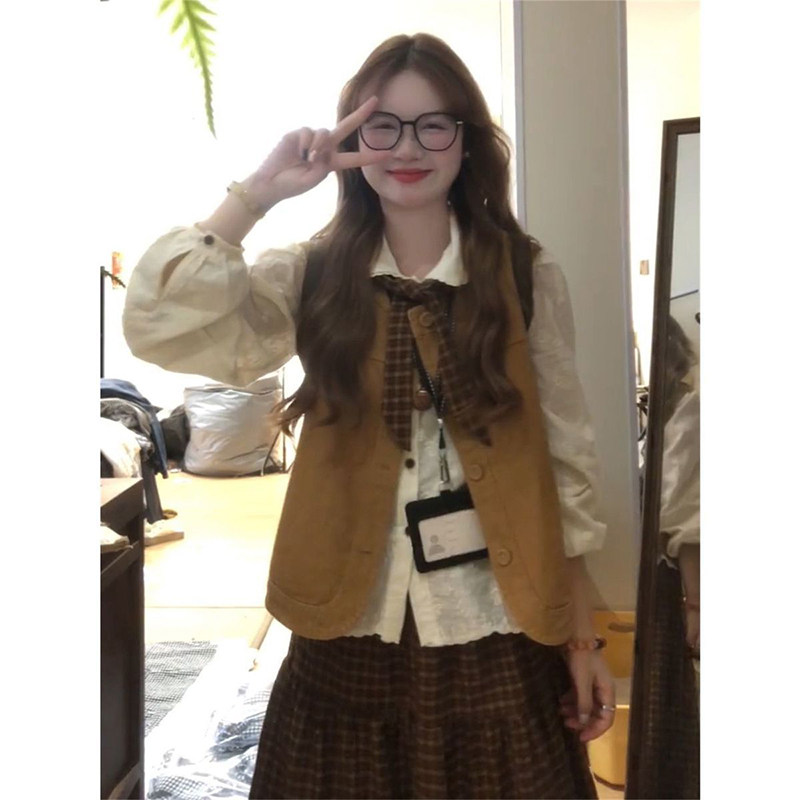 高级感穿搭一整套甜美小个子格纹半身裙+卡其背心马甲+杏色衬衫女