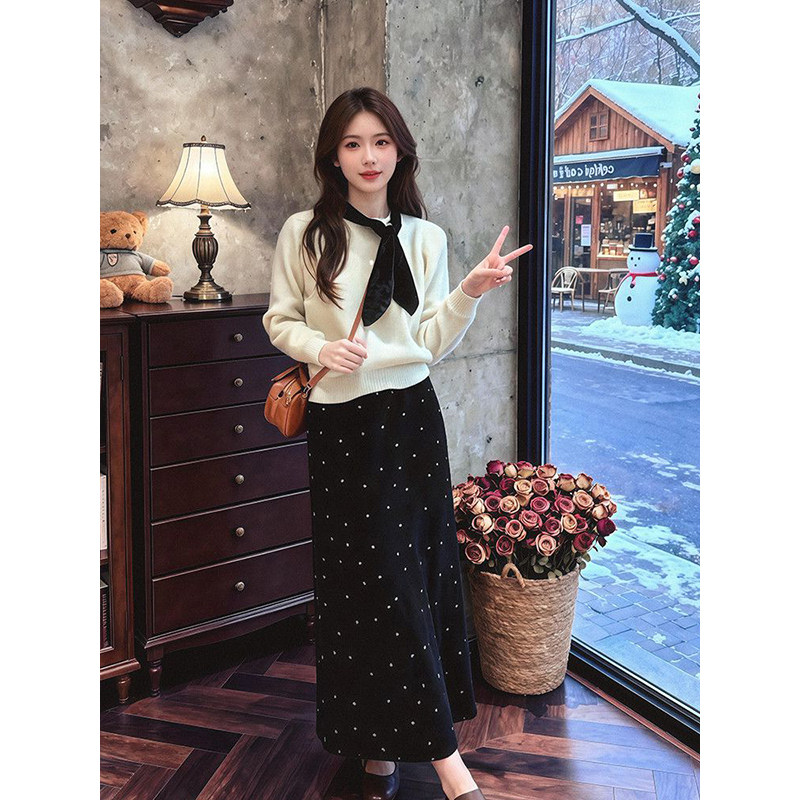 杏色假两件毛衣+黑色半身长裙