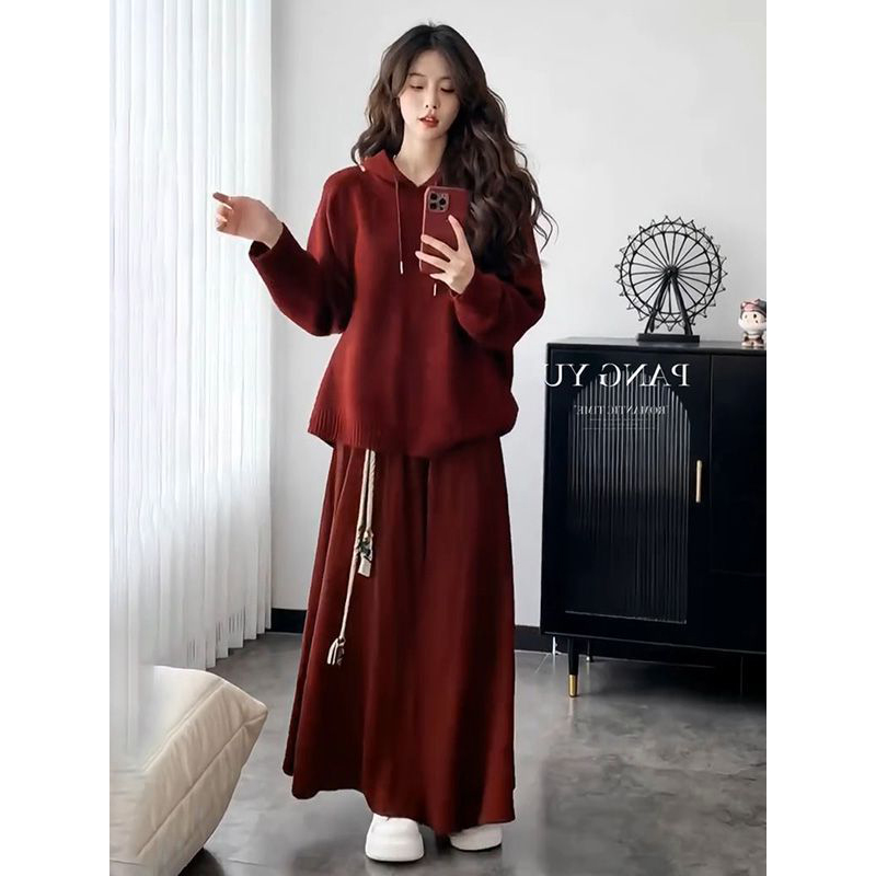 针织连帽毛衣+红色半身裙