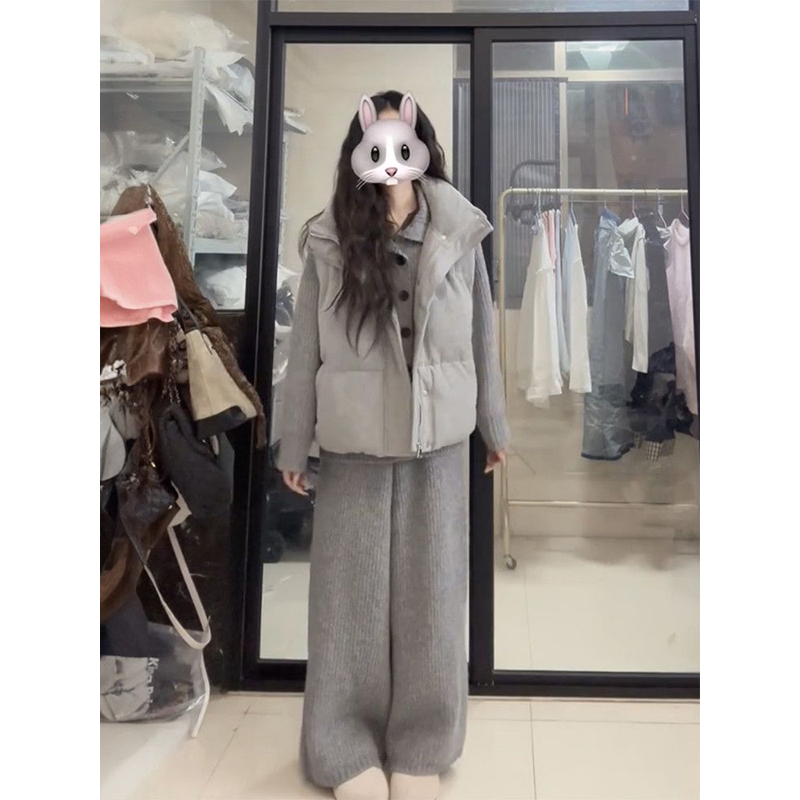 灰色长裤+针织开衫毛衣+马甲外套