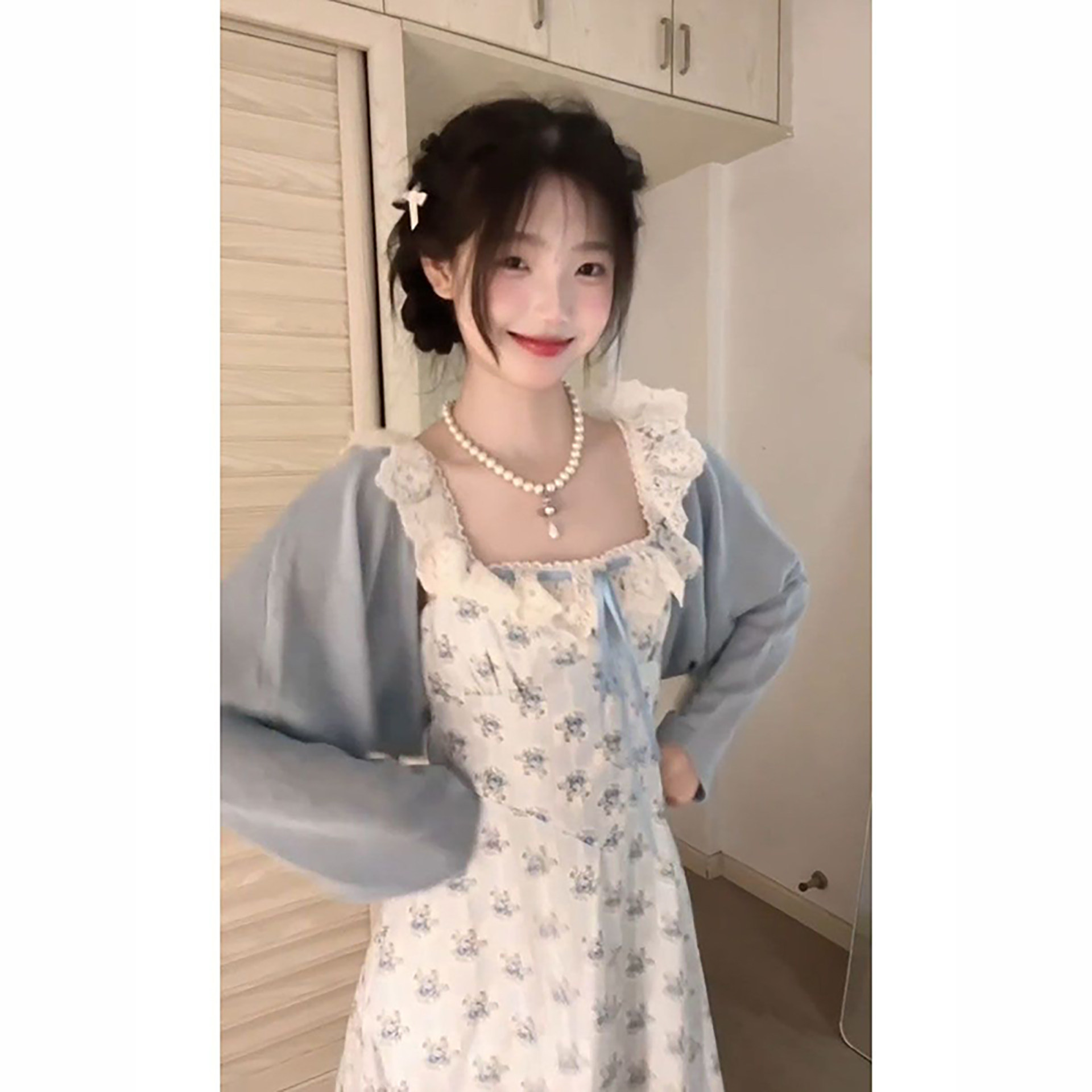 气质减龄超温柔蕾丝拼接碎花绑带连衣裙搭配蓝色防晒薄披肩两件套