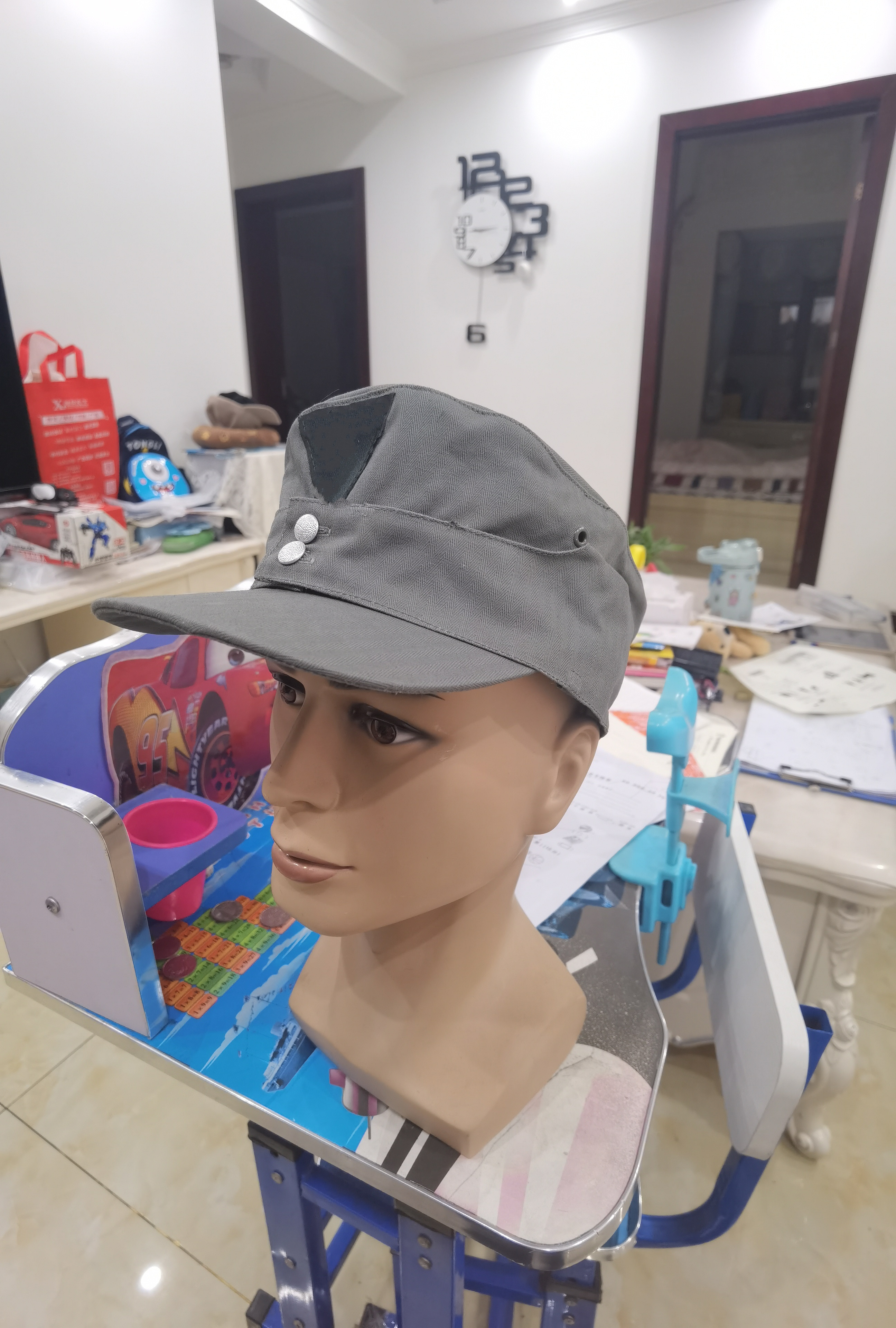 夏季深灰色人字纹布料山地帽