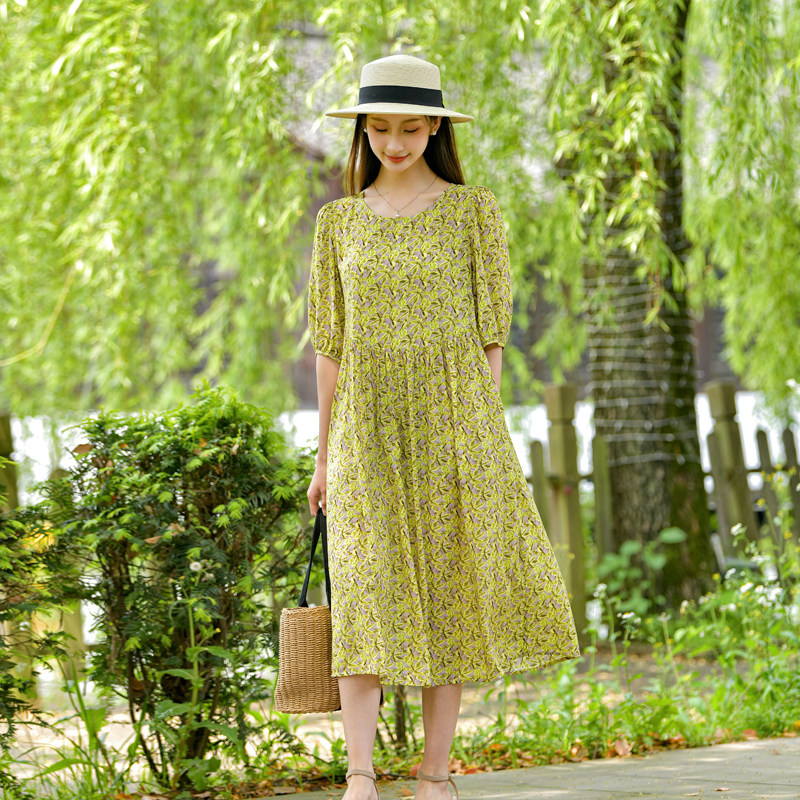 2026夏季新款棉绸连衣裙女时尚人造棉旅游度假中长款时尚印花裙子