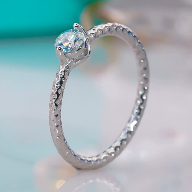 纯铂金镶嵌美国进口D色莫桑石波光粼粼戒指PT950简约日韩气质高级