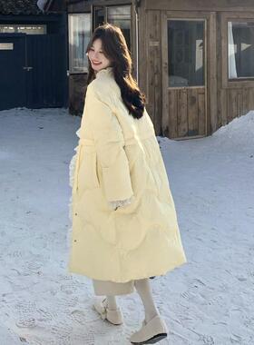 甜美蕾丝花收2b068-16腰黄色羽绒服设款2025冬装计长款膝过白鸭绒