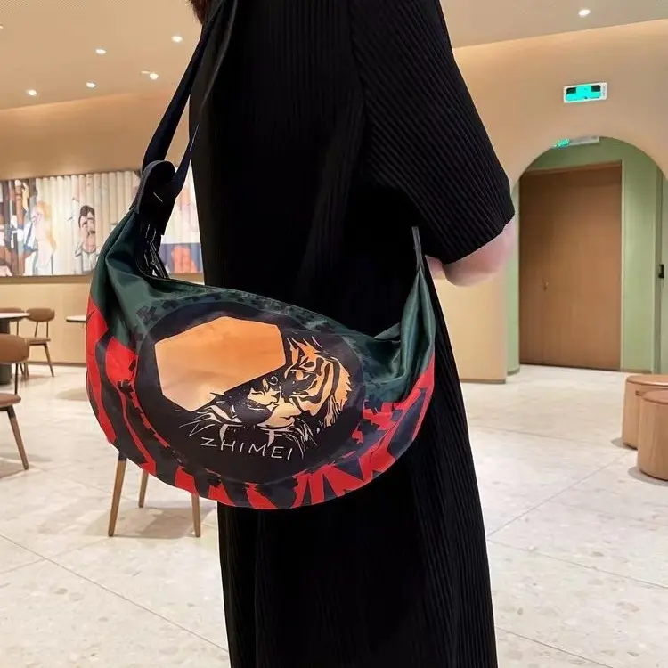 包包女2025新款超火帆布女包饺子包腰包女士休闲运动轻便斜挎包小