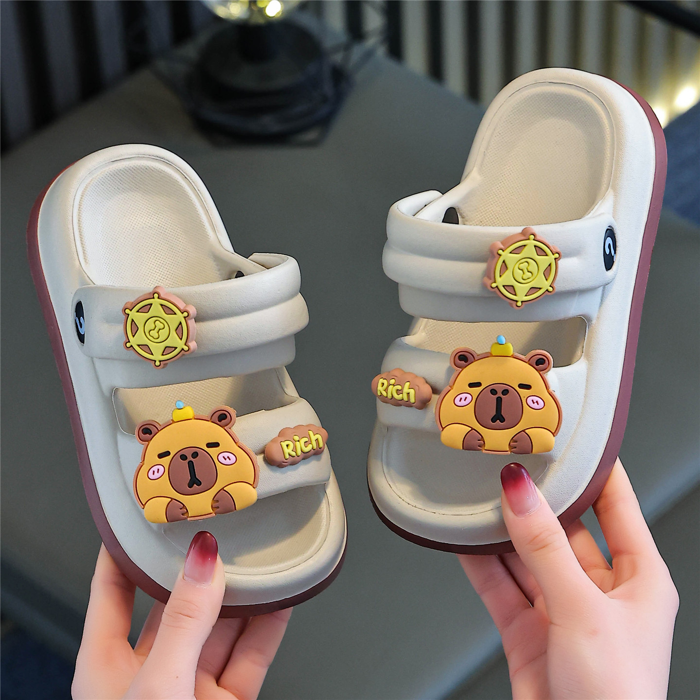 儿童拖鞋夏男女童可爱卡皮巴拉防滑软底小孩浴室洗澡踩屎感凉拖鞋