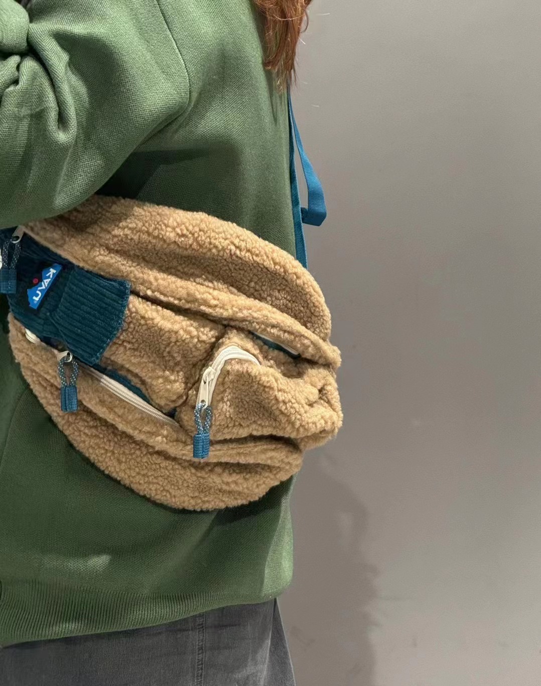 DOOITT#KAVU日系通勤休闲割绒灯芯绒拼接小号斜背包水滴包 - 封面