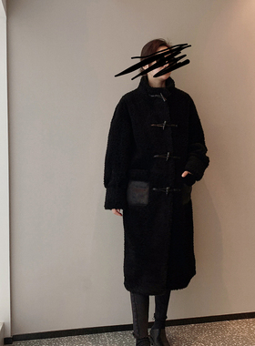 UONE手工定制黑色羊羔毛牛角扣大衣女冬赫本风宽松毛呢外套中长款