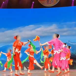 舞出中国红展演《舞鞭响板》女子群舞红色喜庆秧歌舞表演服装定制