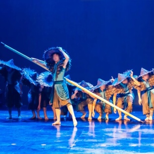 台州市第六届广场舞大赛民族风《春溪行》男子群舞蓝色渔民表演服