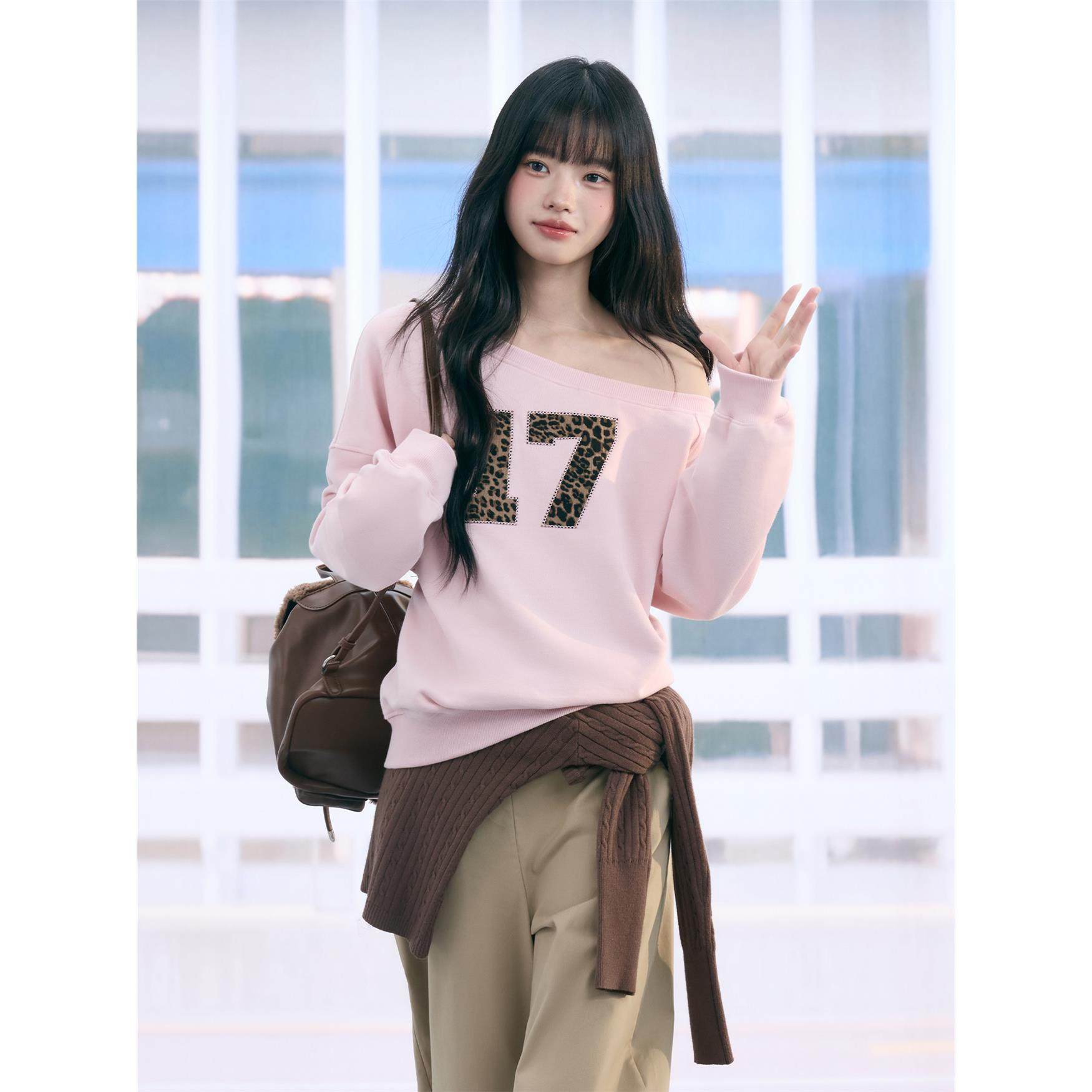 weekendhub豹纹数字贴布斜肩卫衣女韩系宽松慵懒风上衣粉色秋季新