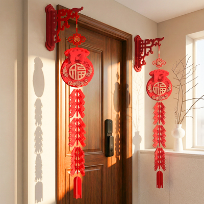 马年氛围布置入户大门口一对