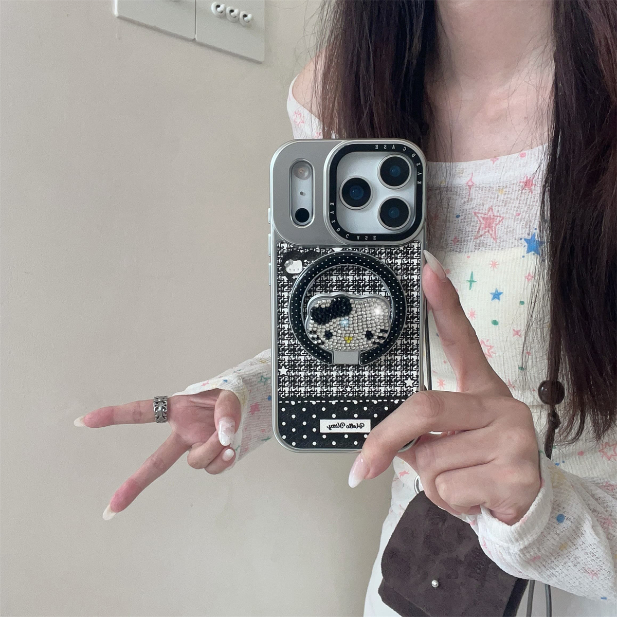 加尔 秋冬小香风格纹拼接闪钻Kitty猫折叠支架适用苹果17ProMax手机壳iphone15新款16pro女款14pro防摔保护套