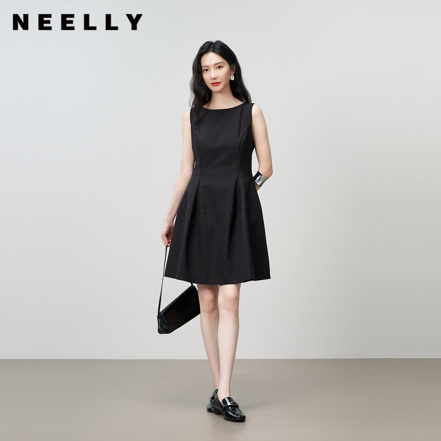 NEELLY纳俪商场同款夏新款无袖收腰小黑裙女赫本风小个子A字长裙