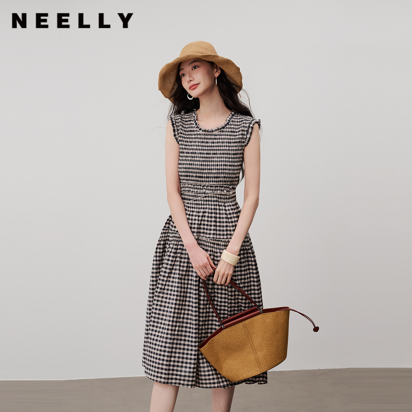 NEELLY纳俪商场同款夏新款复古黑白格连衣裙女无袖修身木耳边长裙
