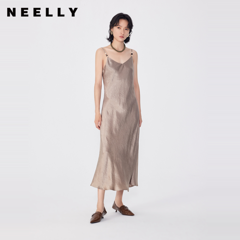 NEELLY纳俪商场同款秋冬新款收腰吊带连衣裙V领高级感气质长裙女