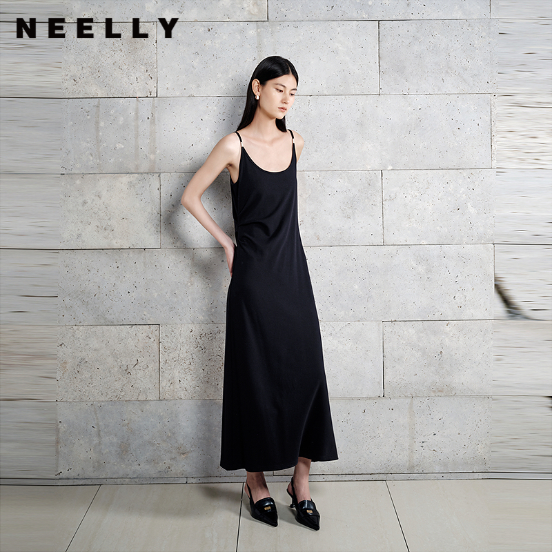 NEELLY纳俪商场同款秋冬新款黑色气质吊带连衣裙女简约百搭长裙