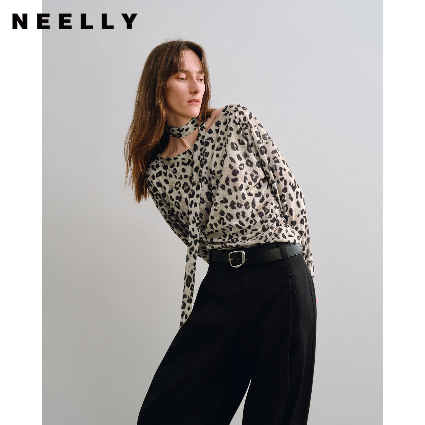 NEELLY纳俪商场同款秋新款法式一字领豹纹长袖T恤女收褶显瘦上衣