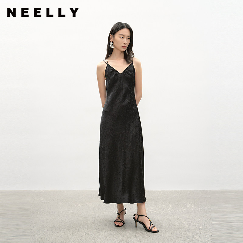 NEELLY纳俪商场同款夏季新款时尚V领设计感吊带长裙女收腰连衣裙