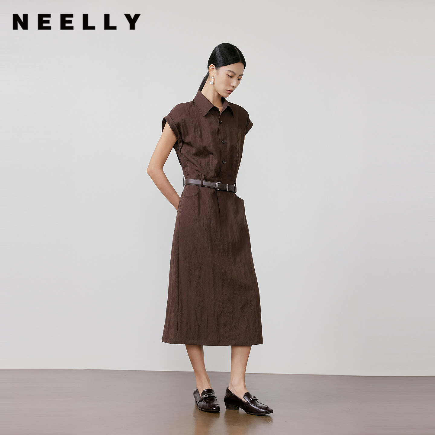 NEELLY纳俪商场同款春新款简约职场翻领连衣裙女干练通勤收腰长裙