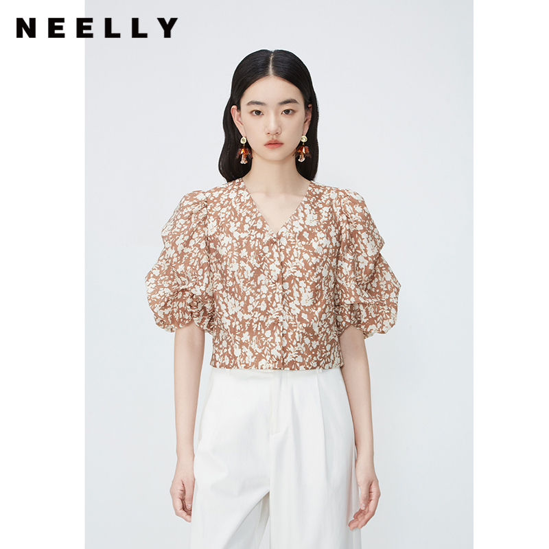 NEELLY纳俪商场同款夏新款泡泡袖V领衬衫女碎花桑蚕丝单排扣上衣