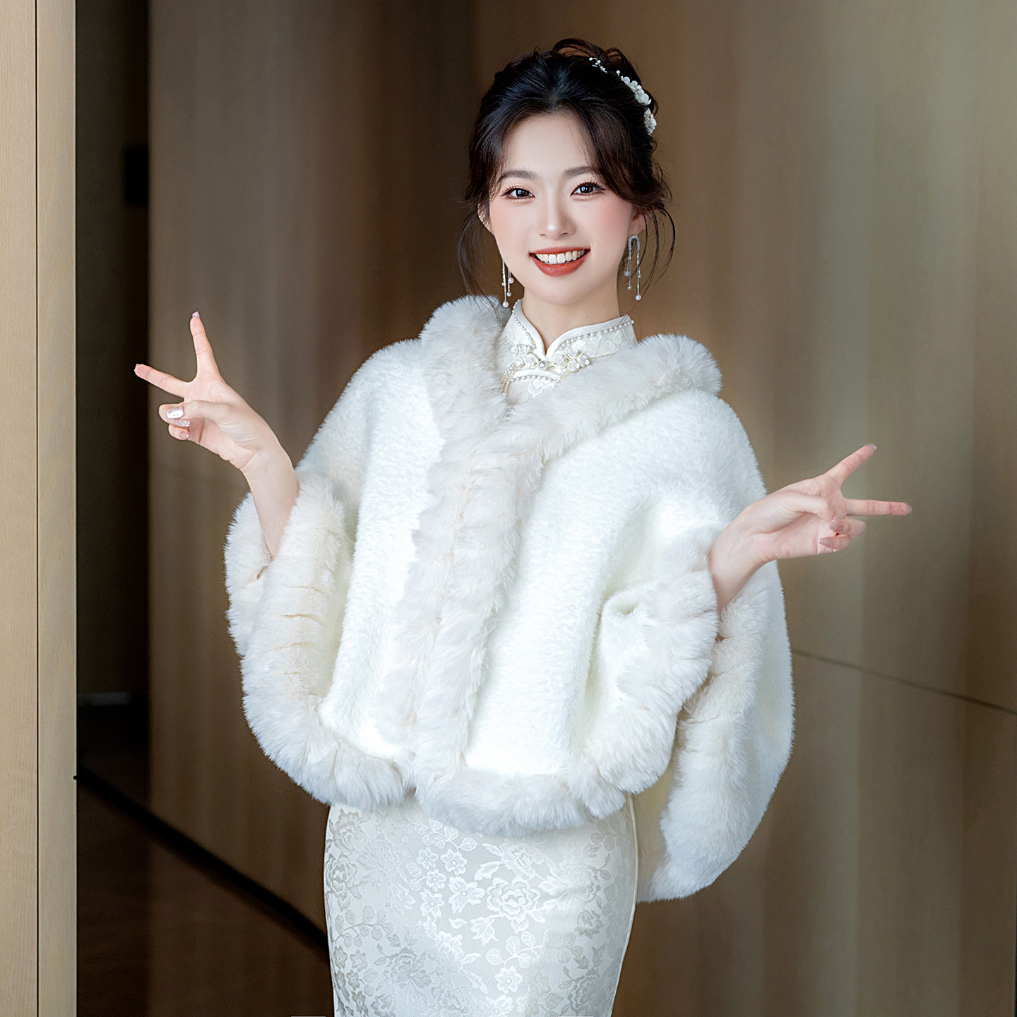 披肩斗篷新娘婚纱结婚礼服敬酒服外搭秋冬保暖加厚毛绒披风高级感