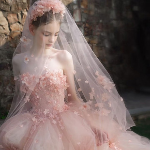 新娘粉色花朵头纱花瓣婚纱摄影头饰长蓬蓬纱森系结婚晨袍拍照道具