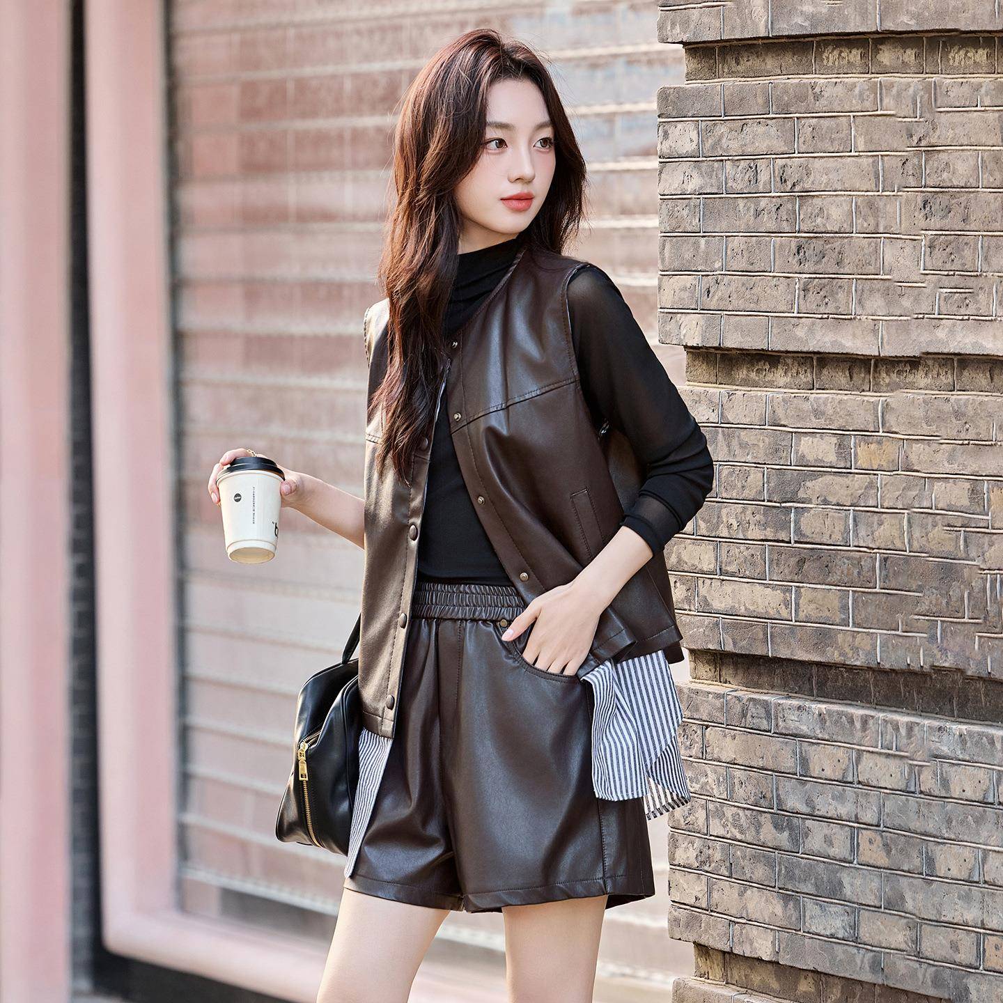 025秋季新款圆领条纹拼接复古pu皮马甲打底HM8282-0衫短裤件套2 H