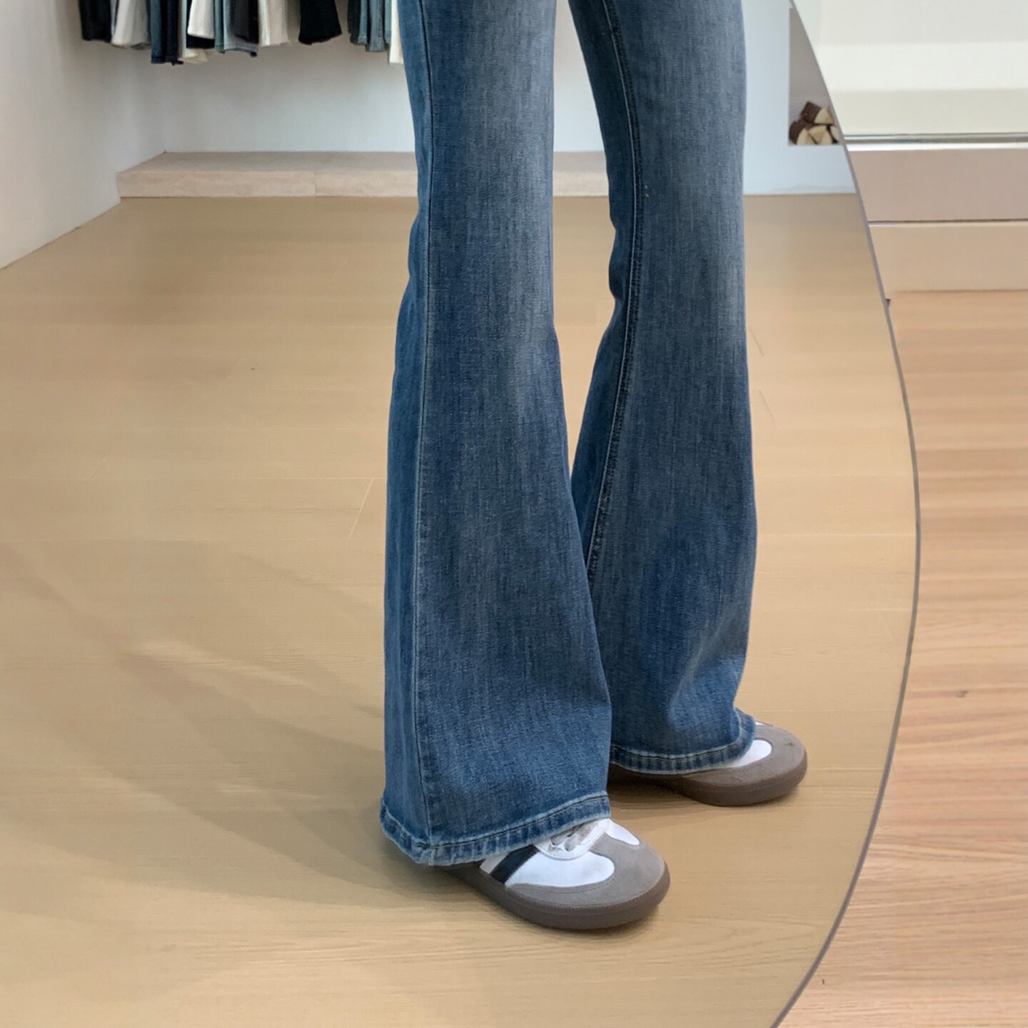 蓝色弹力微喇牛仔裤女