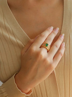 新款轻奢高级感法式镂空祖母绿戒指小众设计开口中古戒指锆石手饰