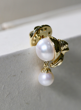 Alice Pearl 戴珍珠耳环的少女胸针 淡水珍珠精巧可爱优雅设计感