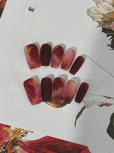 酒红新年甲磨砂晕染美甲穿戴甲短甲秋冬2025新款温柔显白国风复古