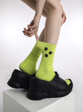 SS2L23秋冬新款棕色果绿黑色纽扣纯色压力纯棉中筒袜子男女堆堆袜