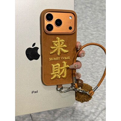 复古金棕刺绣新年来财ins15适用17pro苹果17ProMax手机壳iPhone14全包17新16Promax保护套13软手提