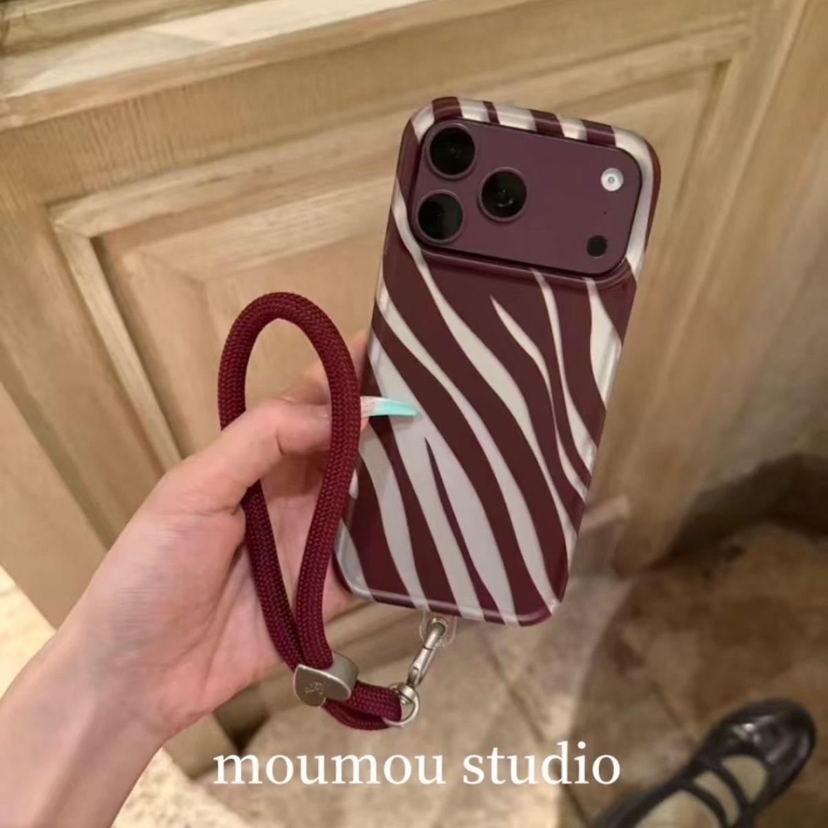 个性小众酒红斑马纹带挂绳适用苹果18ProMax手机壳创意iphone17pro新款16女款15pro复古14全包防摔手机套