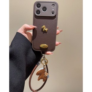 ins美拉德棕皮纹立体金属马适用于苹果17pormax手机壳iPhone16pro腕带15防摔14pro新款13防摔17保护套