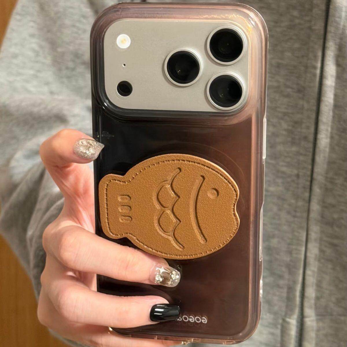 小众棕皮小鱼支架适用于iPhone15苹果17手机壳全包边女款14promax防摔保护套16promax个性iPhone13女潮