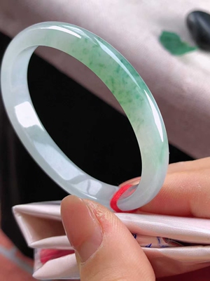 天然缅甸翡翠手镯，贵妃52.7，冰飘花，种老水头好，起荧光，完美