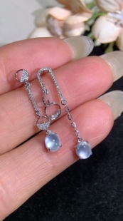 10.3 整体：29.8 天然缅甸翡翠18k玻璃种白冰蛋面耳坠