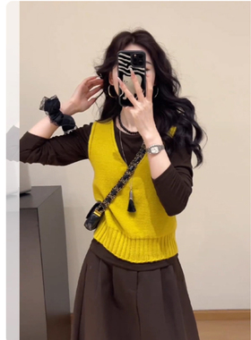 复古法式黄色v领针织无袖坎肩马甲女早秋叠穿短款薄背心上衣外搭