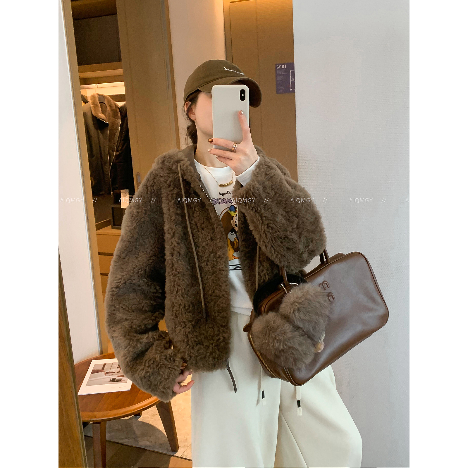 爱情魔鬼鱼2025冬季新款女装加厚保暖连帽皮草短外套毛毛皮毛一体