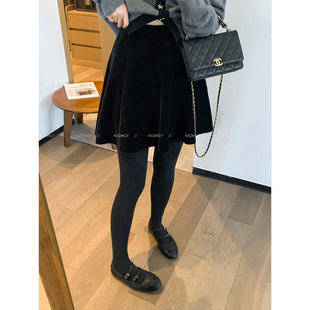 爱情魔鬼鱼 黑色丝绒半身裙女2026春季新款高腰通勤百搭A字短裙子