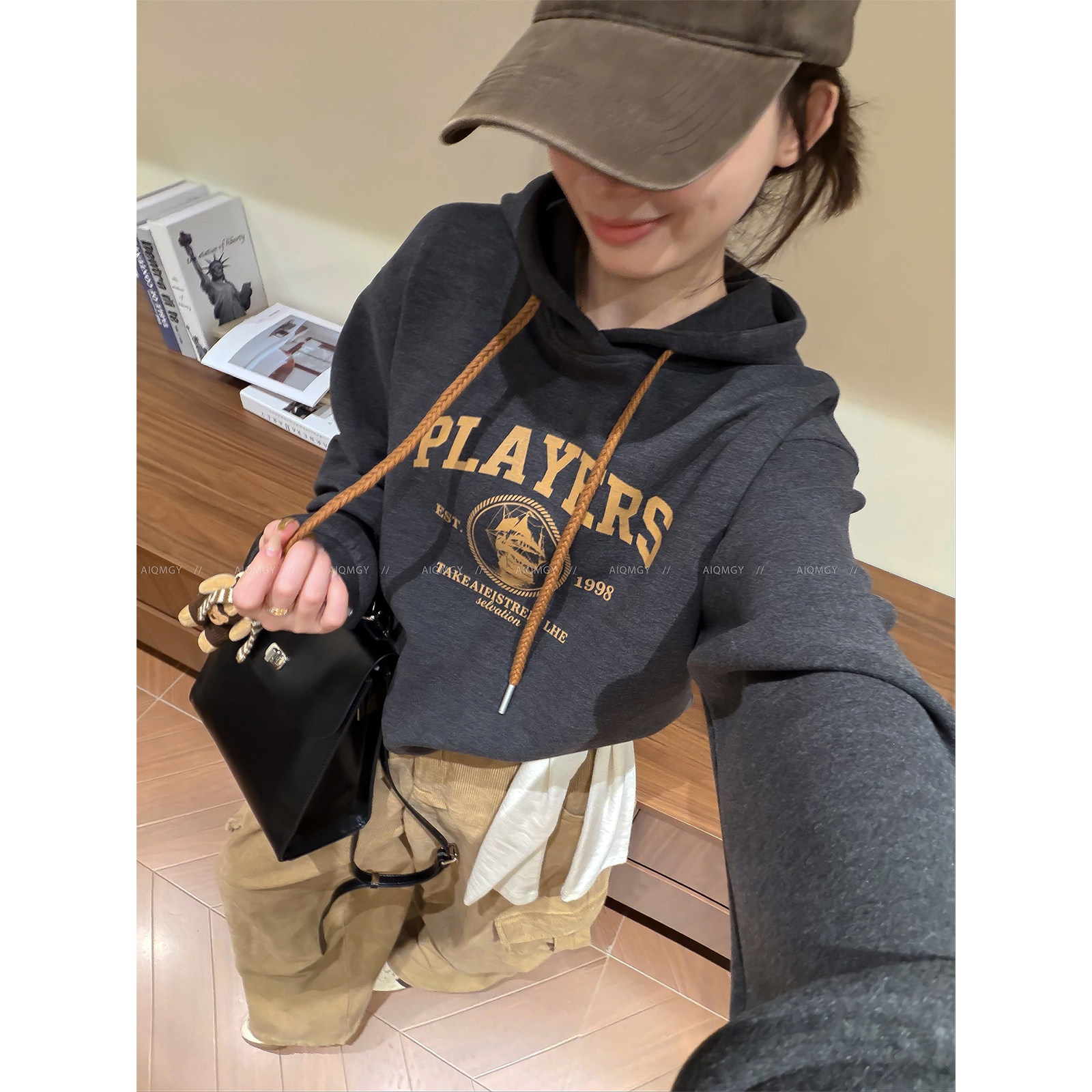 爱情魔鬼鱼 深灰色抽绳连帽字母卫衣女2026秋季新款宽松休闲上衣