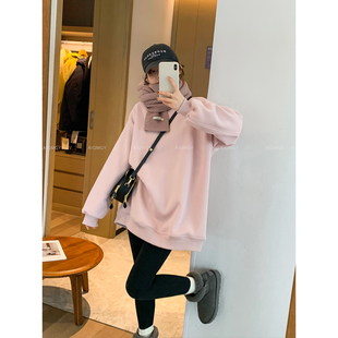爱情魔鬼鱼 粉色圆领加绒保暖卫衣女2025冬季新款宽松中长款上衣