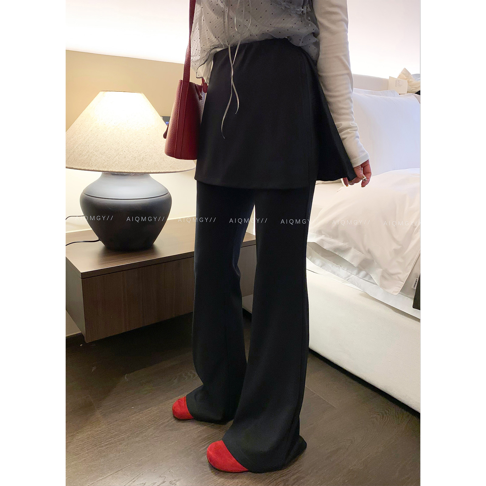 爱情魔鬼鱼 黑色设计感屁帘休闲裤女2026春季新款显瘦微喇裤长裤