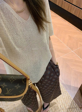 爱情魔鬼鱼肌理感V领短袖T恤女