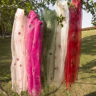 尺寸：200x80厘米超长款真丝欧根纱绣花围巾 低价处理商品 不议价